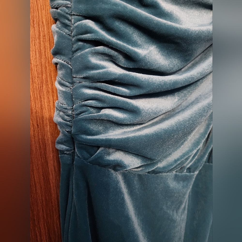 ✨️Final Price✨️NWT Sz M Express Teal Velvet One Shoulder Jumpsuit - Picture 5 of 8